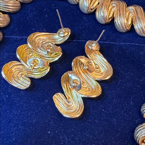 Elegant Gold tone light metal necklace & earrings Set zigzag 🐈⬛ - Picture 2 of 6